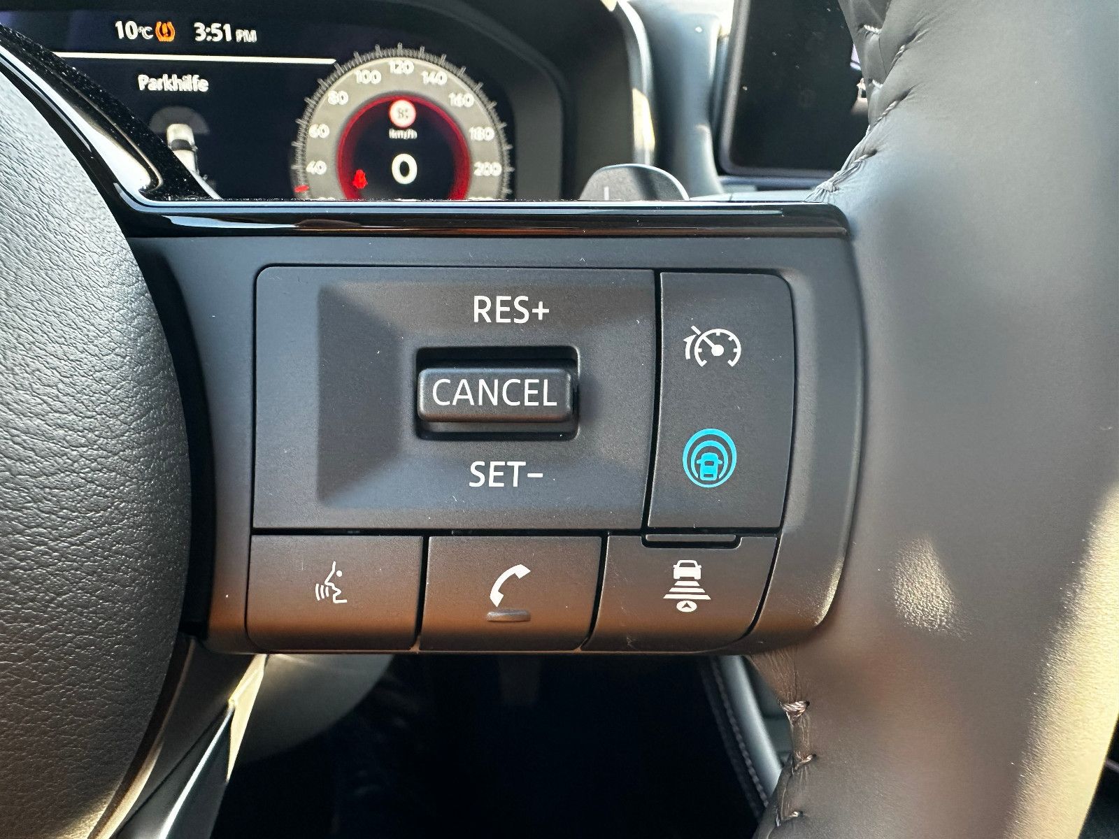 Fahrzeugabbildung Nissan X-Trail Tekna 1,5 VC-T CVT  2WD   ACC