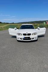 BMW 116d dreitürig (E81 Facelift) in Alpinweiß III - weiße BMW 1er M Coupé