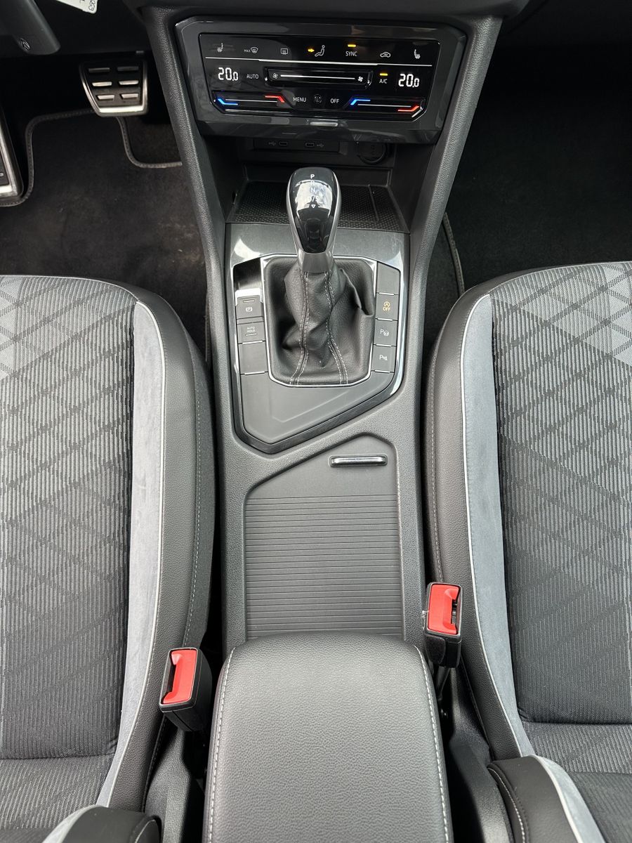 Fahrzeugabbildung Volkswagen Tiguan 2.0 TDI DSG R-Line Black NAV+LED+ACC