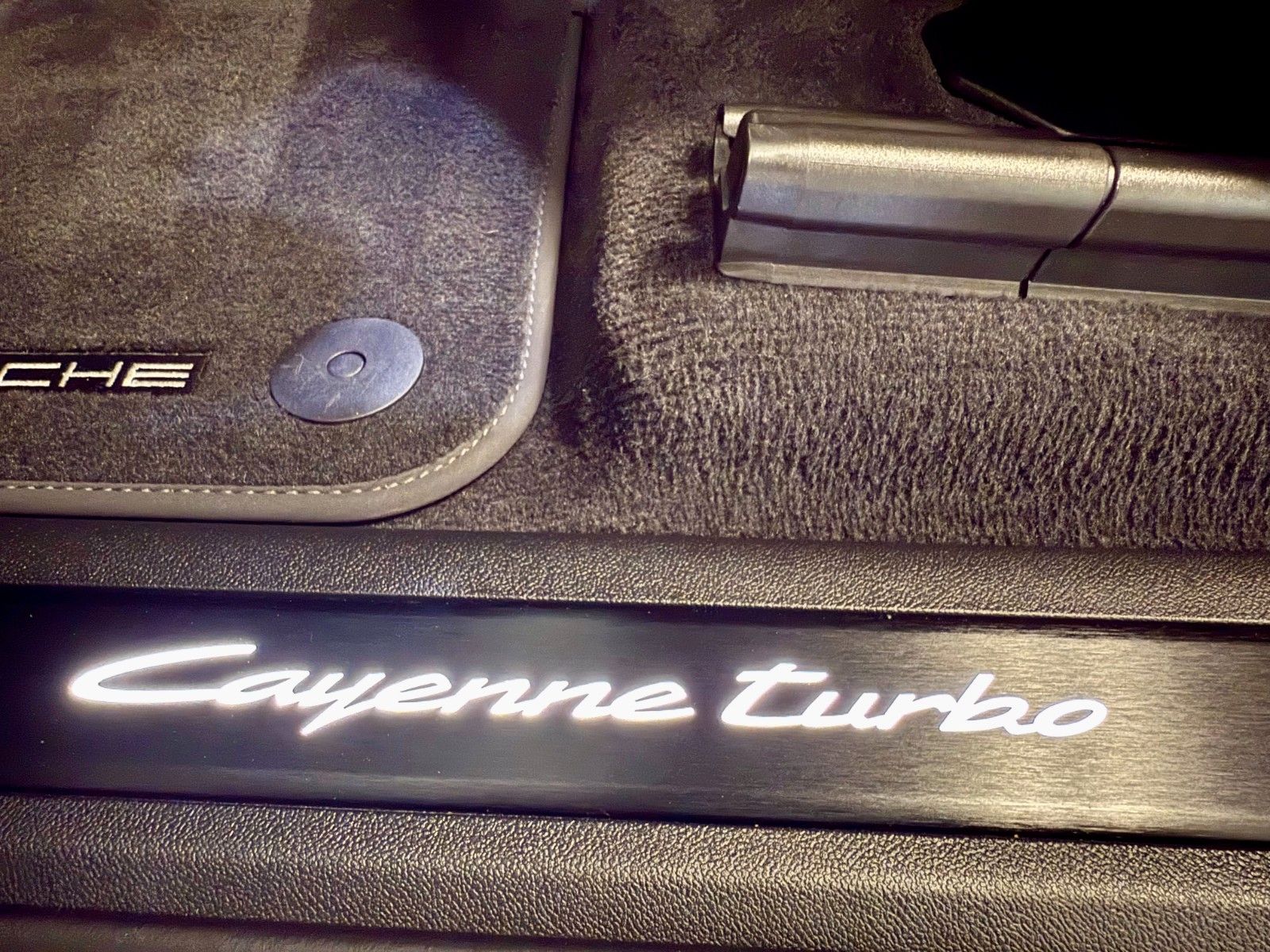 Fahrzeugabbildung Porsche Cayenne Turbo E-Hybrid SportDesign/PCCB/PTS/AHK