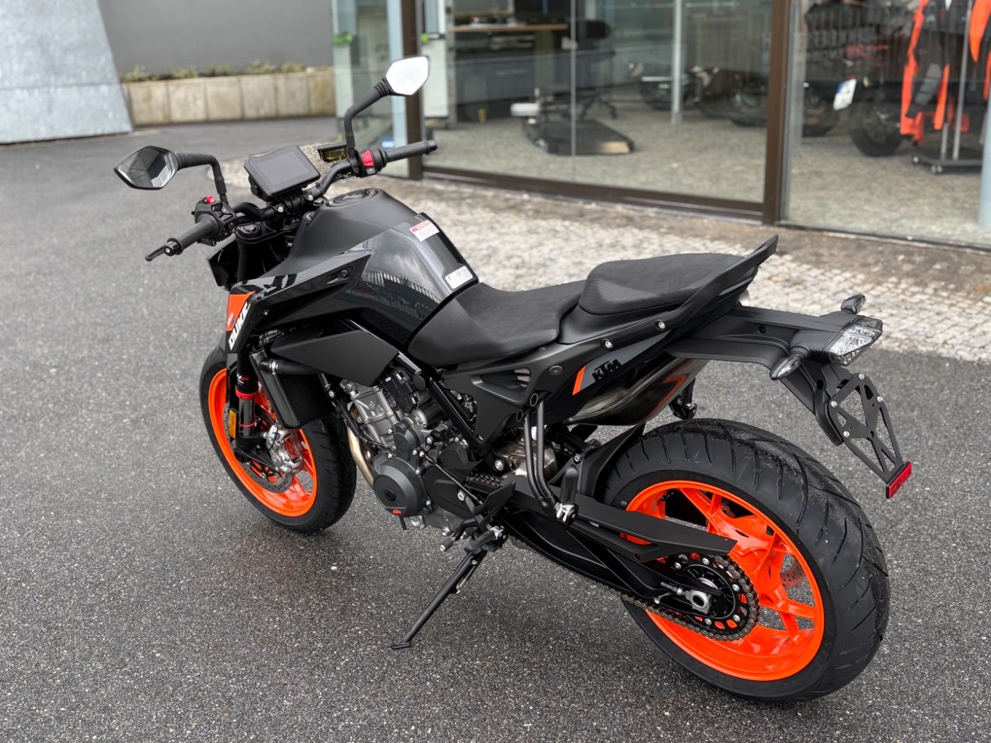Fahrzeugabbildung KTM 790 Duke Modell 2026 mitTech Pack auch in Schwar
