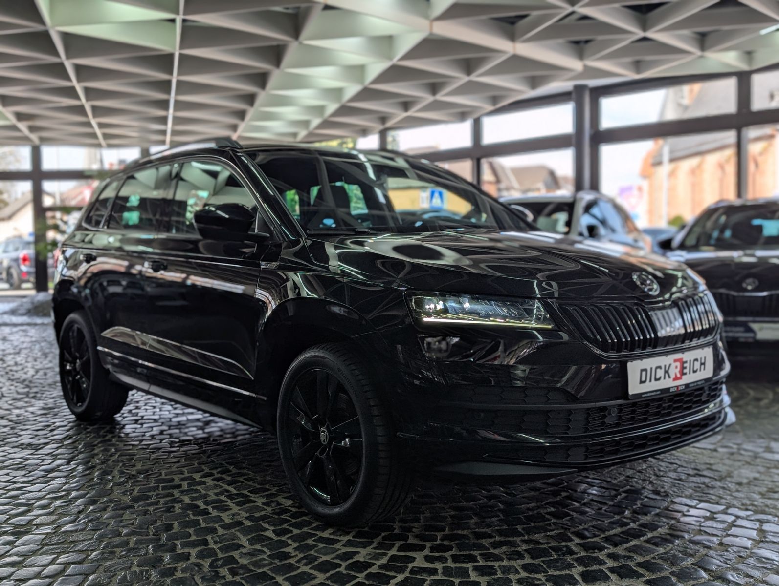 Fahrzeugabbildung SKODA Karoq Sportline 4x4 2.0 TSI ACC APP 4xSHZ AMBI