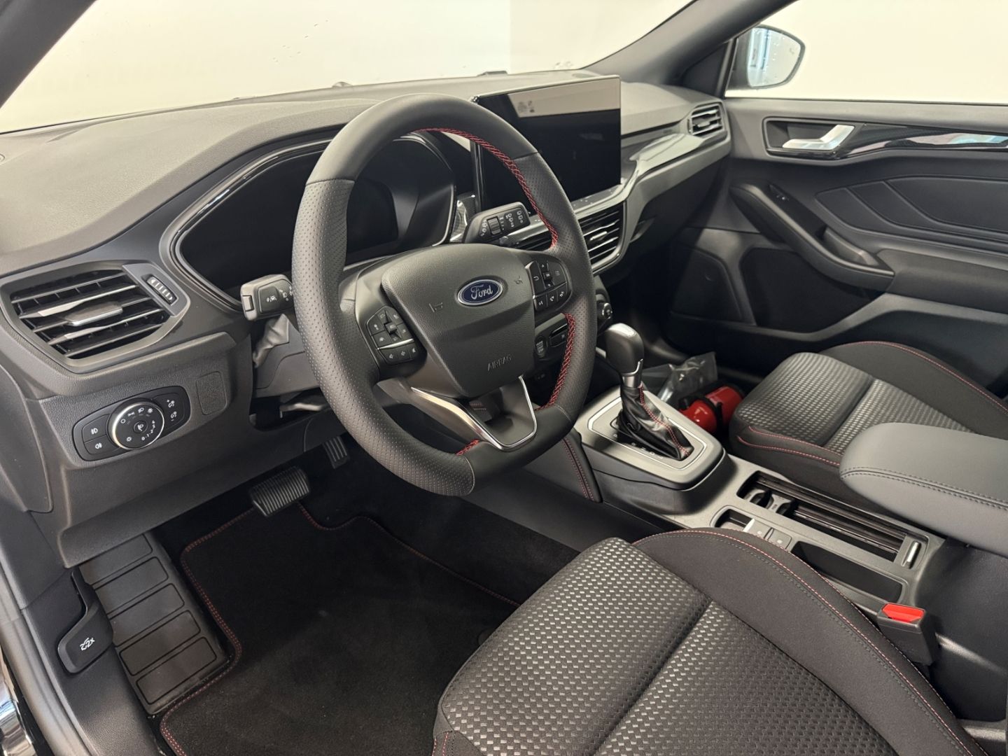 Fahrzeugabbildung Ford Focus Turnier ST-Line X B&O 18'' LED ACC Kamera