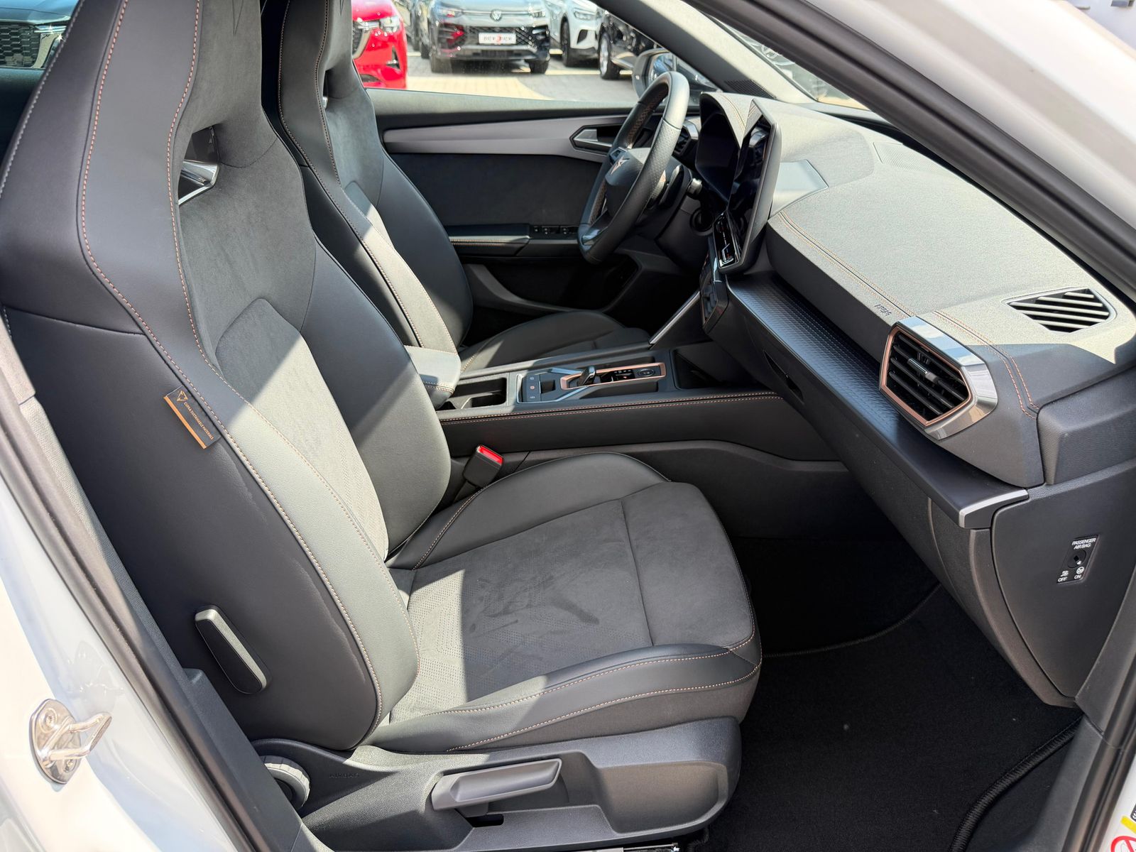 Fahrzeugabbildung CUPRA Leon 1.5 eTSI DSG AHK*DYNAMICA*EDGE*LED*5JGARAN.