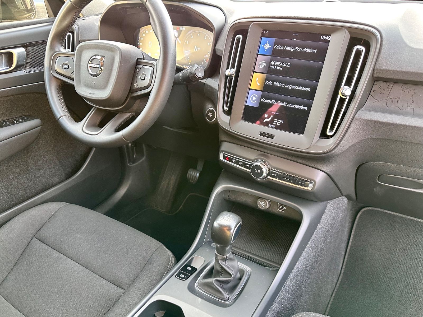 Fahrzeugabbildung Volvo XC40 MOMENTUM CORE 2WD*LED+1.HAND*