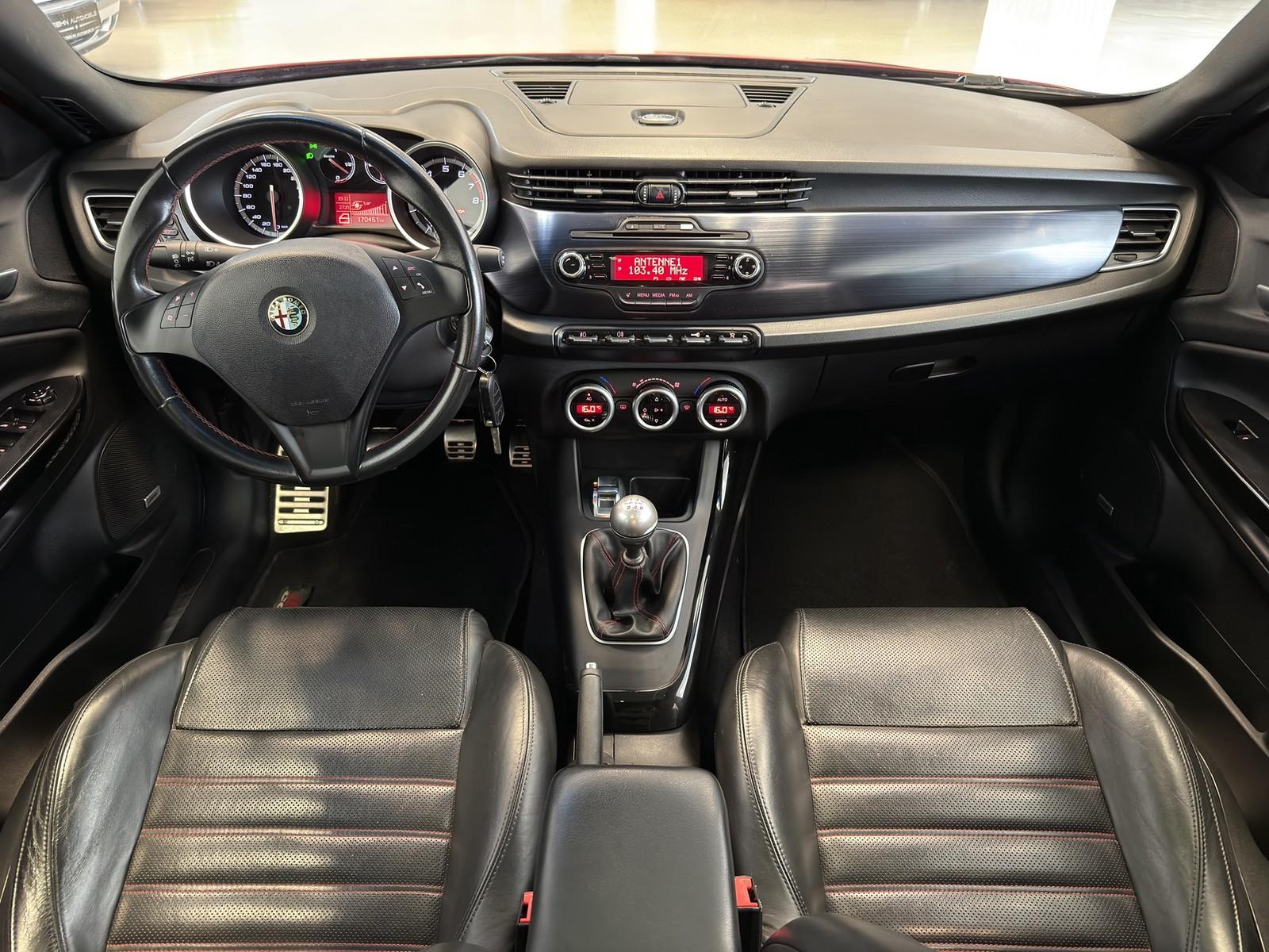 ALFA ROMEO GIULIETTA 1.8 TBI QUADRIFOGLIO VERDE 235ch - INTERIEUR CUIR - TOIT PANORAMIQUE - FREINS BREMBO - PHARES XÉNON