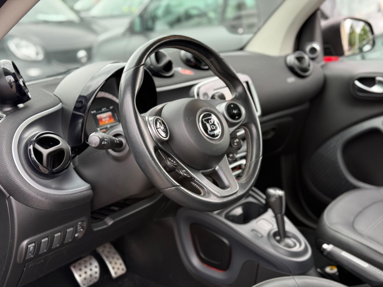 Smart ForTwo BRABUS*JBL*PANORAMA*KAMERA*NAVI*AMBIENTE*