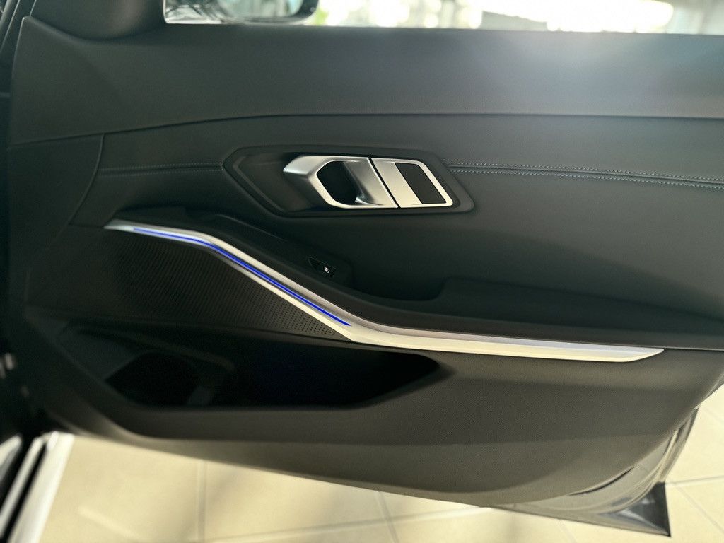 Fahrzeugabbildung BMW 330i xD M Sport Kamera Laser HUD DAB Komfort 19"