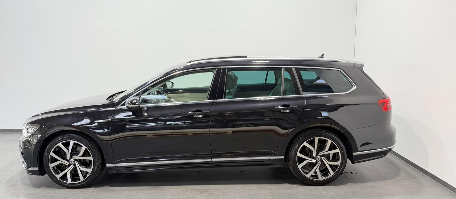 Volkswagen Passat Variant R Line 4M *19''*Digital*ACC*H-UP*