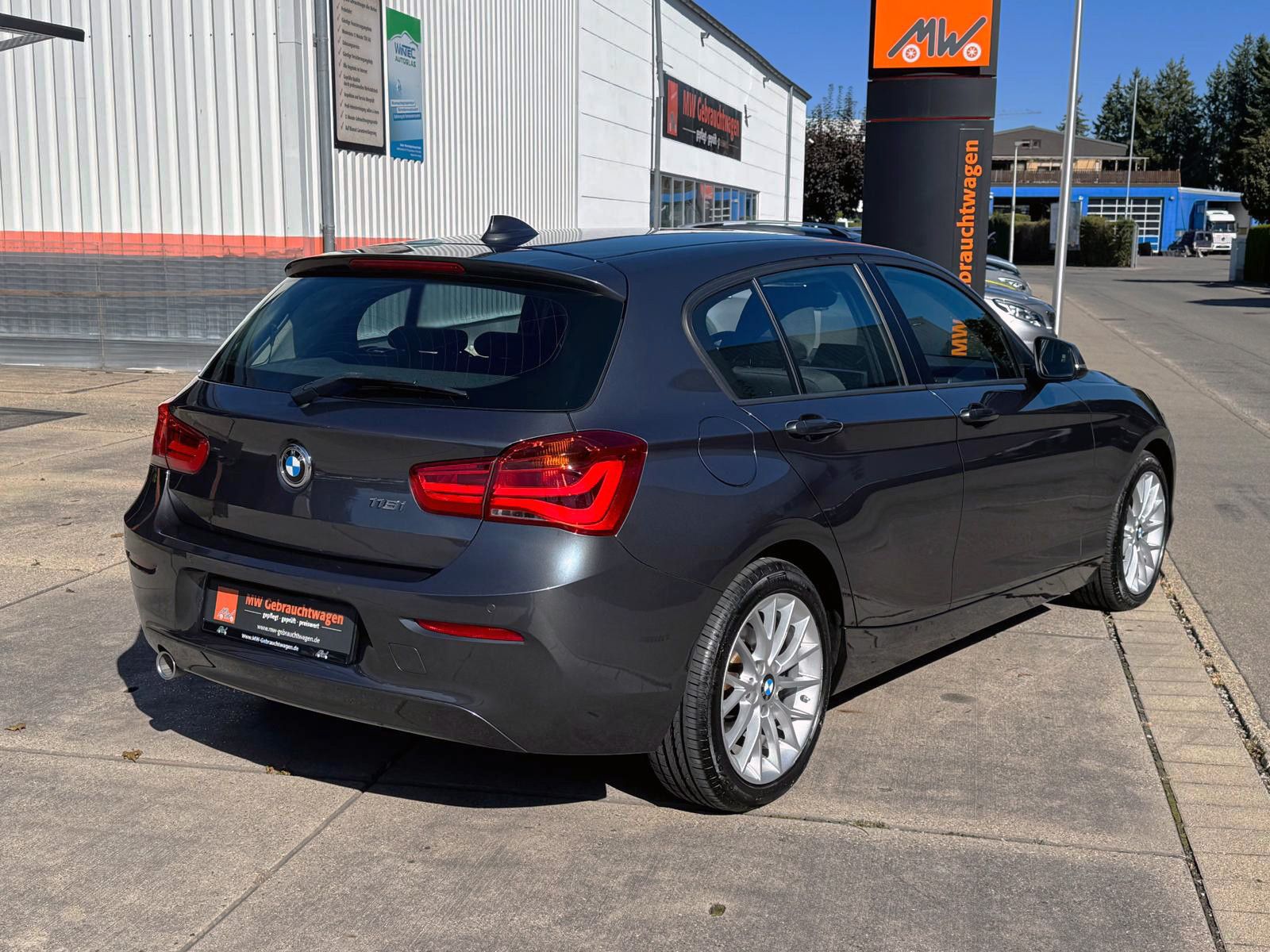 Fahrzeugabbildung BMW 118i 5-trg. Aut. Advantage LED TEMP PDC SHZ NAV