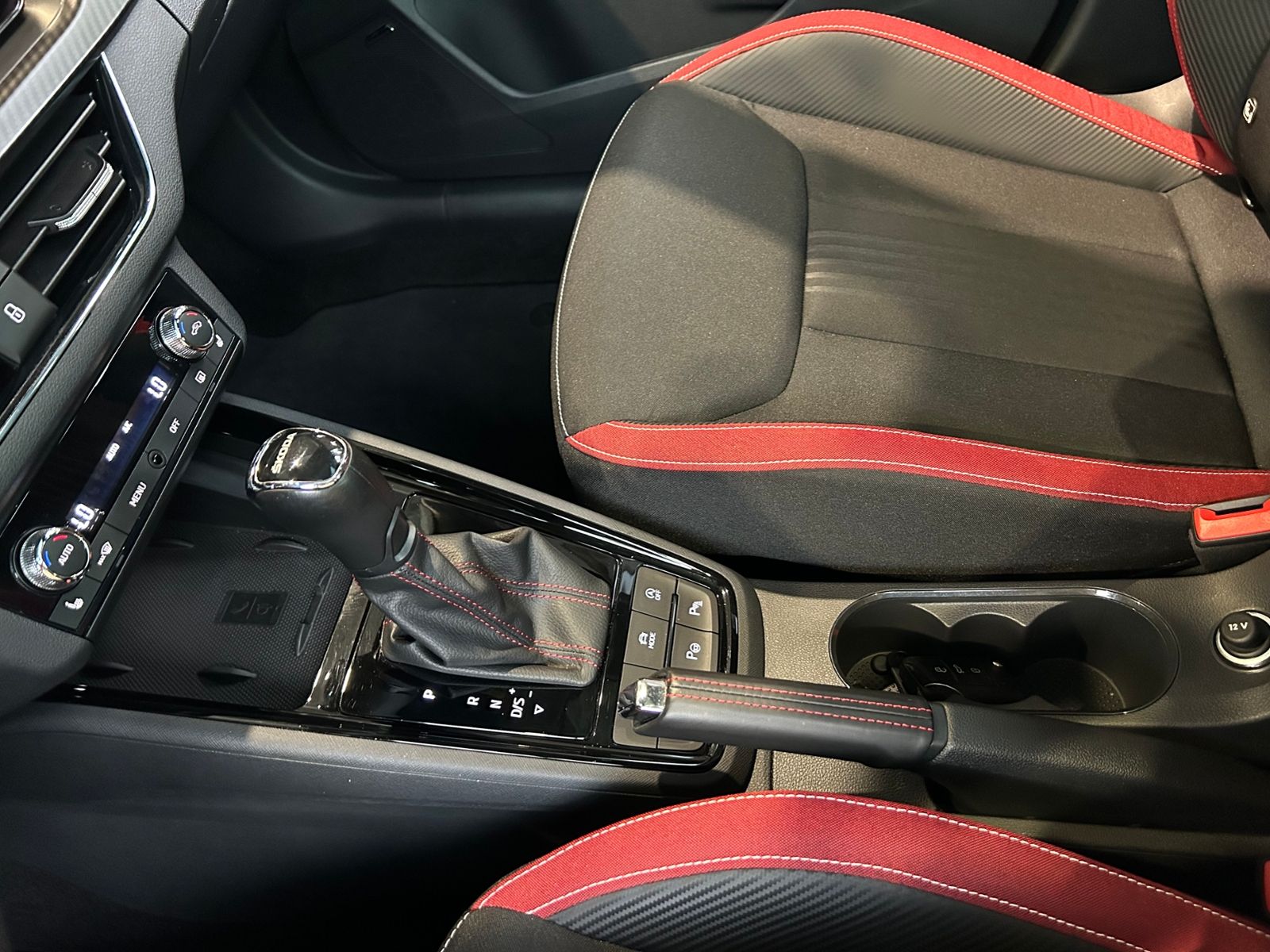 Fahrzeugabbildung SKODA KAMIQ Monte Carlo PANO LED NAVI