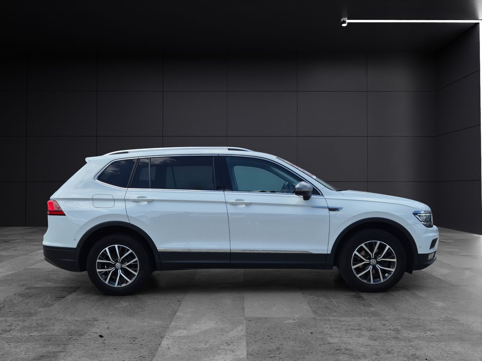 Fahrzeugabbildung Volkswagen Tiguan Allspace TSI Comfortline DSG LED Navi AID