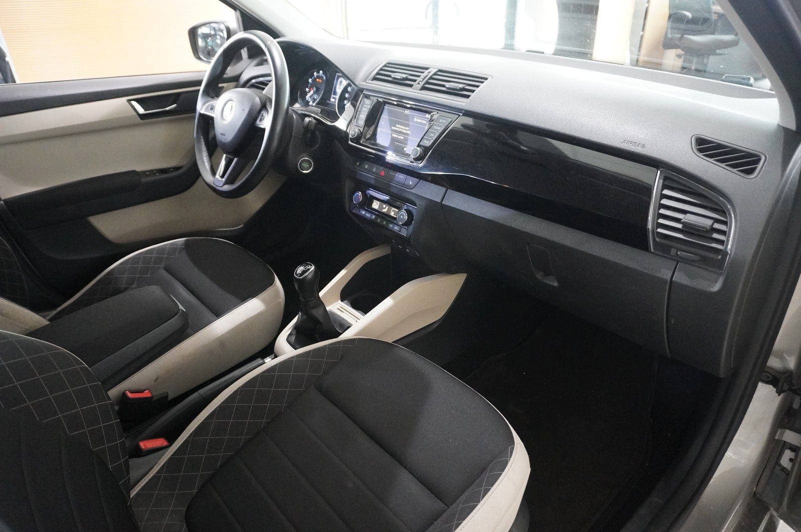 Fahrzeugabbildung SKODA Fabia Combi 1.2 STYLE LED/PDC/KLIMA/SH/USB/NEBEL