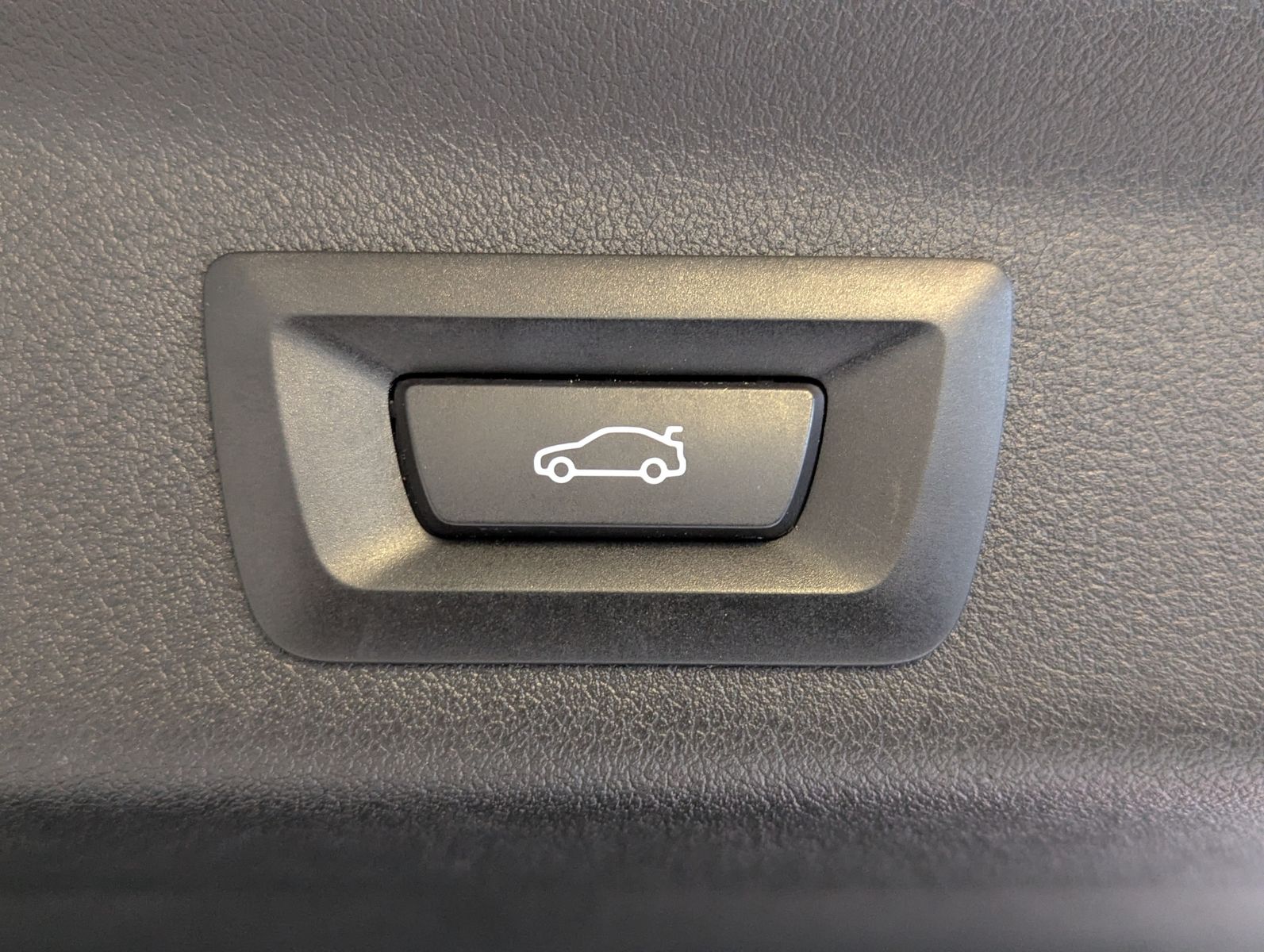 BMW X1 18d sDrive M-Sport Travel-Paket Pano Cam AHK - Image 19