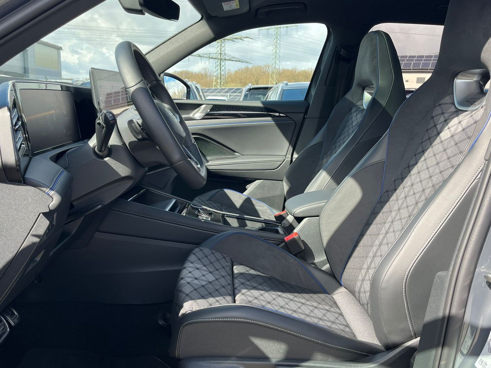 Fahrzeugabbildung Volkswagen Tiguan 2.0 TDI 4M R-Line PANO*H&K*AHK*MATRIX*20"