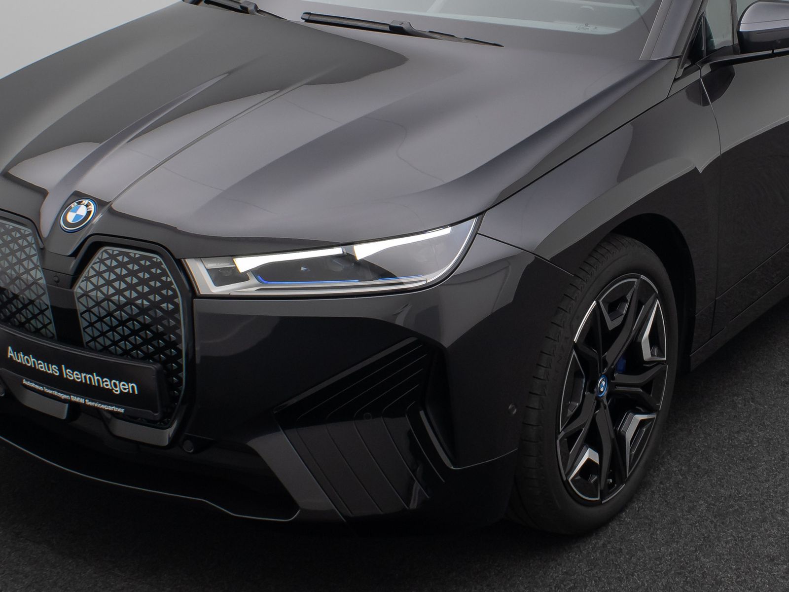 Fahrzeugabbildung BMW iX xD40 Sportpaket DAB SkyLounge 360° AHK 22Zoll