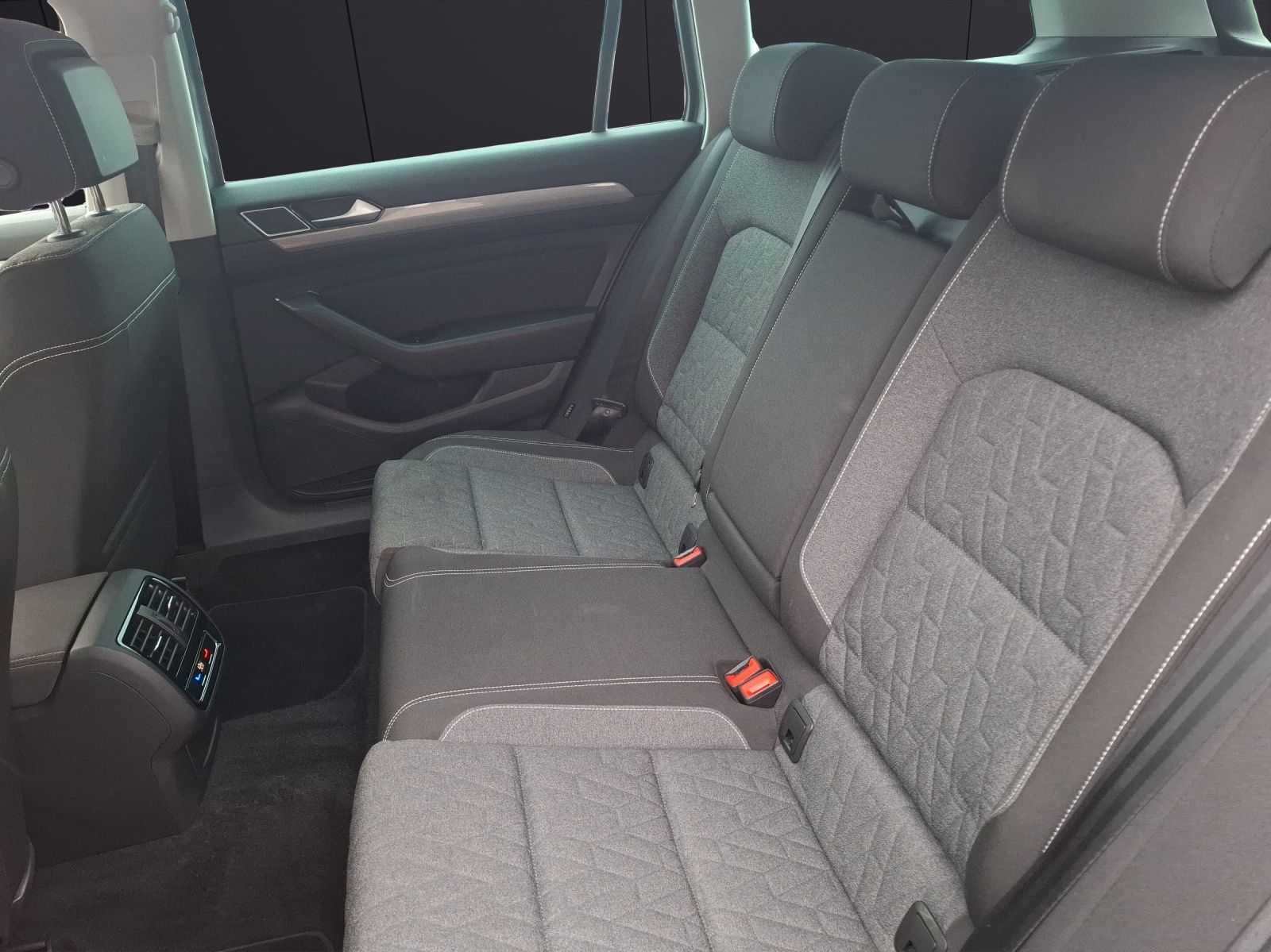 Fahrzeugabbildung Volkswagen Passat Variant TSI Business DSG Matrix Navi AID