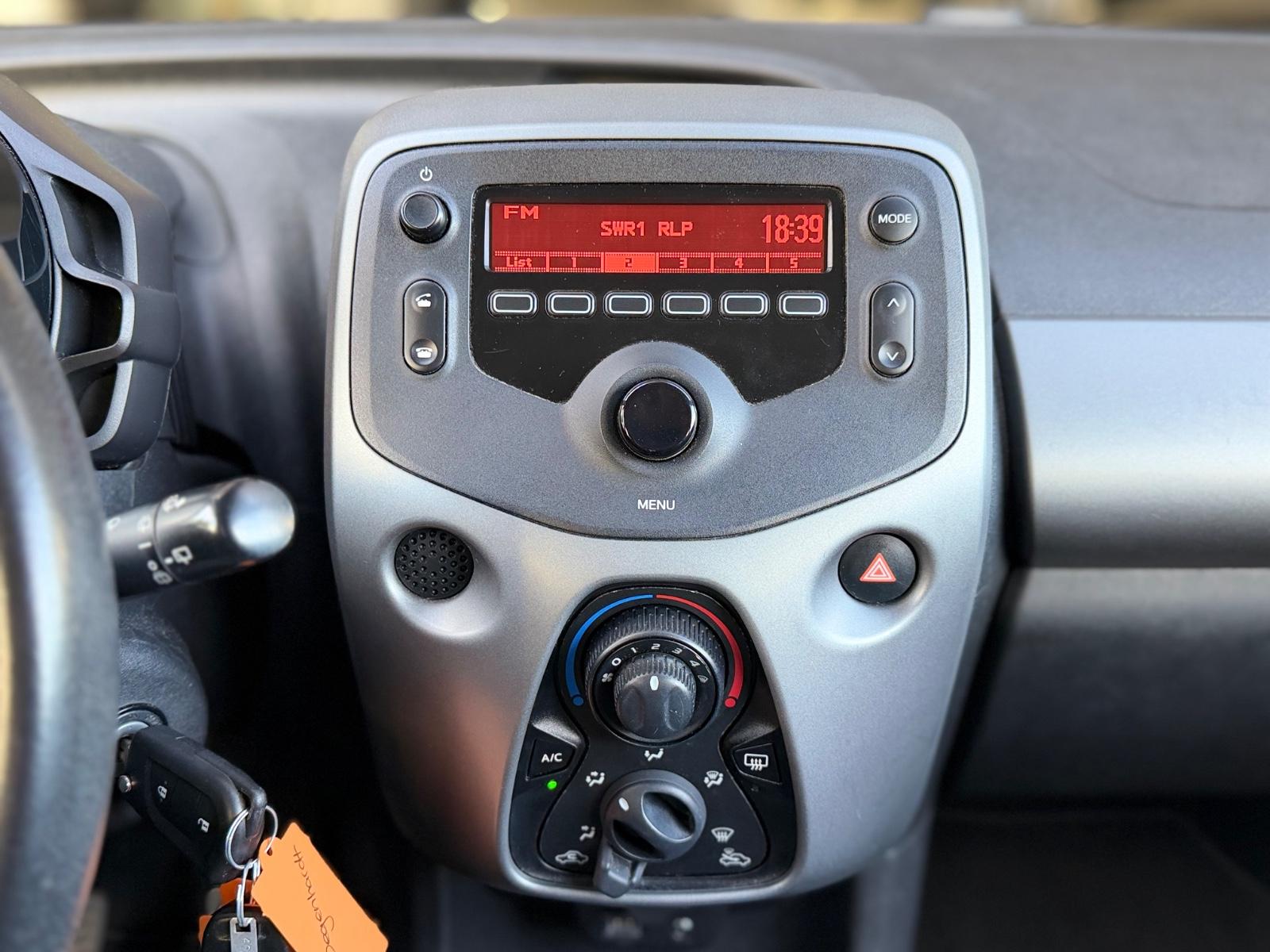 Toyota AYGO x-play *LED*BT*Klima*Tempomat*Lederlenkrad*
