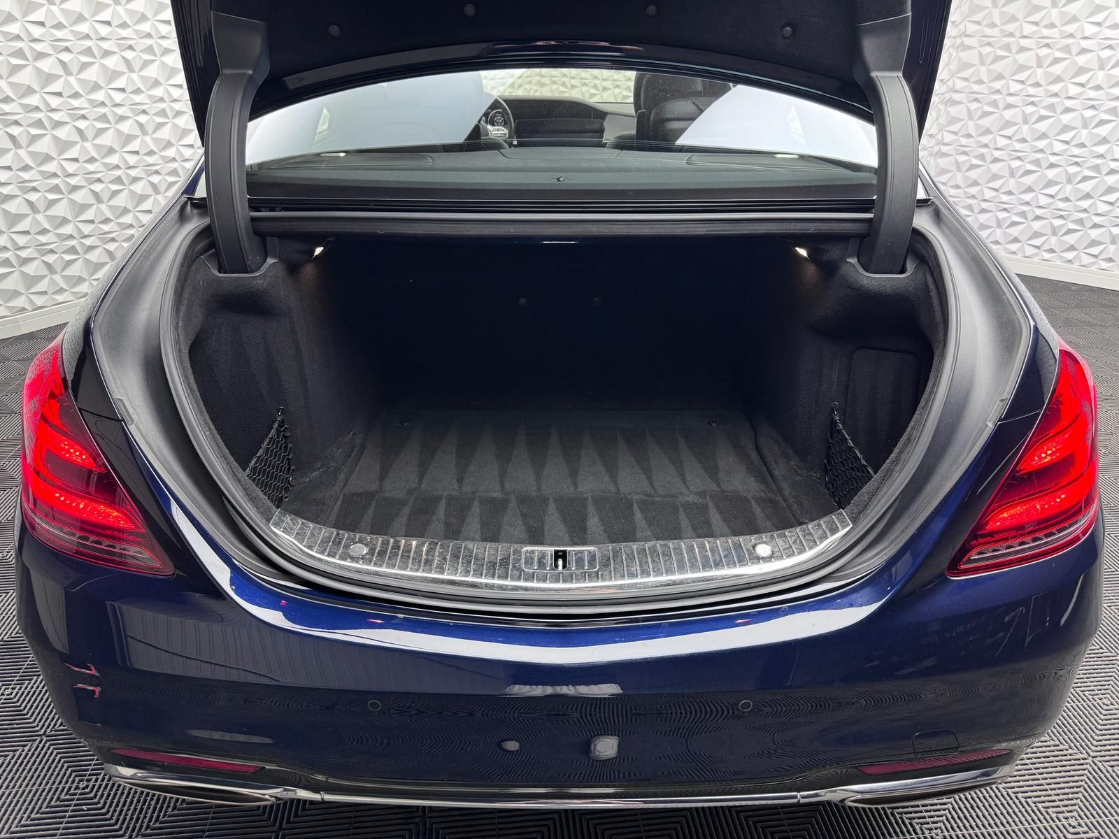 Fahrzeugabbildung Mercedes-Benz AMG 4MATIC/BURMES/HUD/PANO/DISTRO/3xTV/CHAUFFEUR