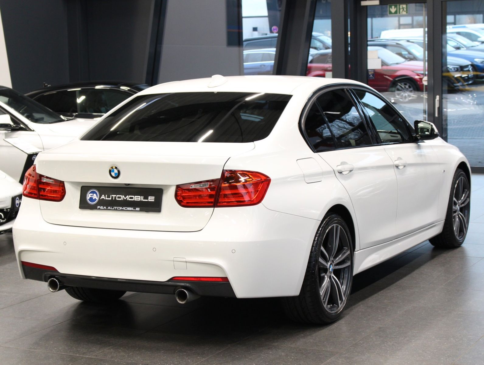 Fahrzeugabbildung BMW 335i xDrive M Sport*Head-up*Kamera*Harman-Kardon