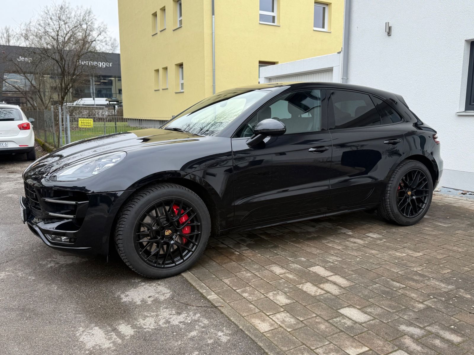 PORSCHE Macan Turbo mit Performance Paket Turbo Vollaus.