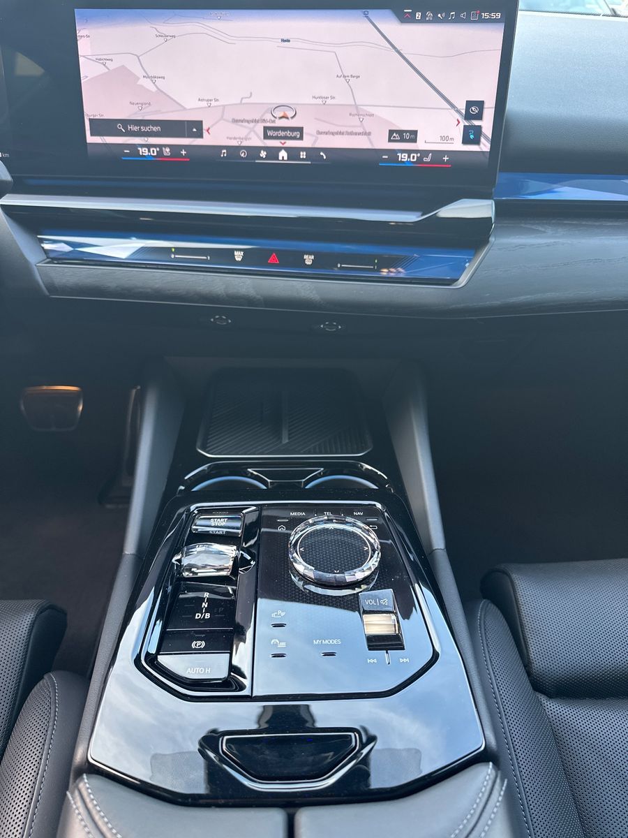 Fahrzeugabbildung BMW i5 M60 xDrive NAV+LED+PANO+AHK+21ZO+360°+DAP+B&W