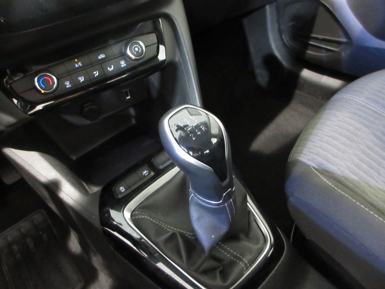 Fahrzeugabbildung Opel Corsa F Edition 1.2 LED/NAVI/PDC/ALU/TEMPOMAT