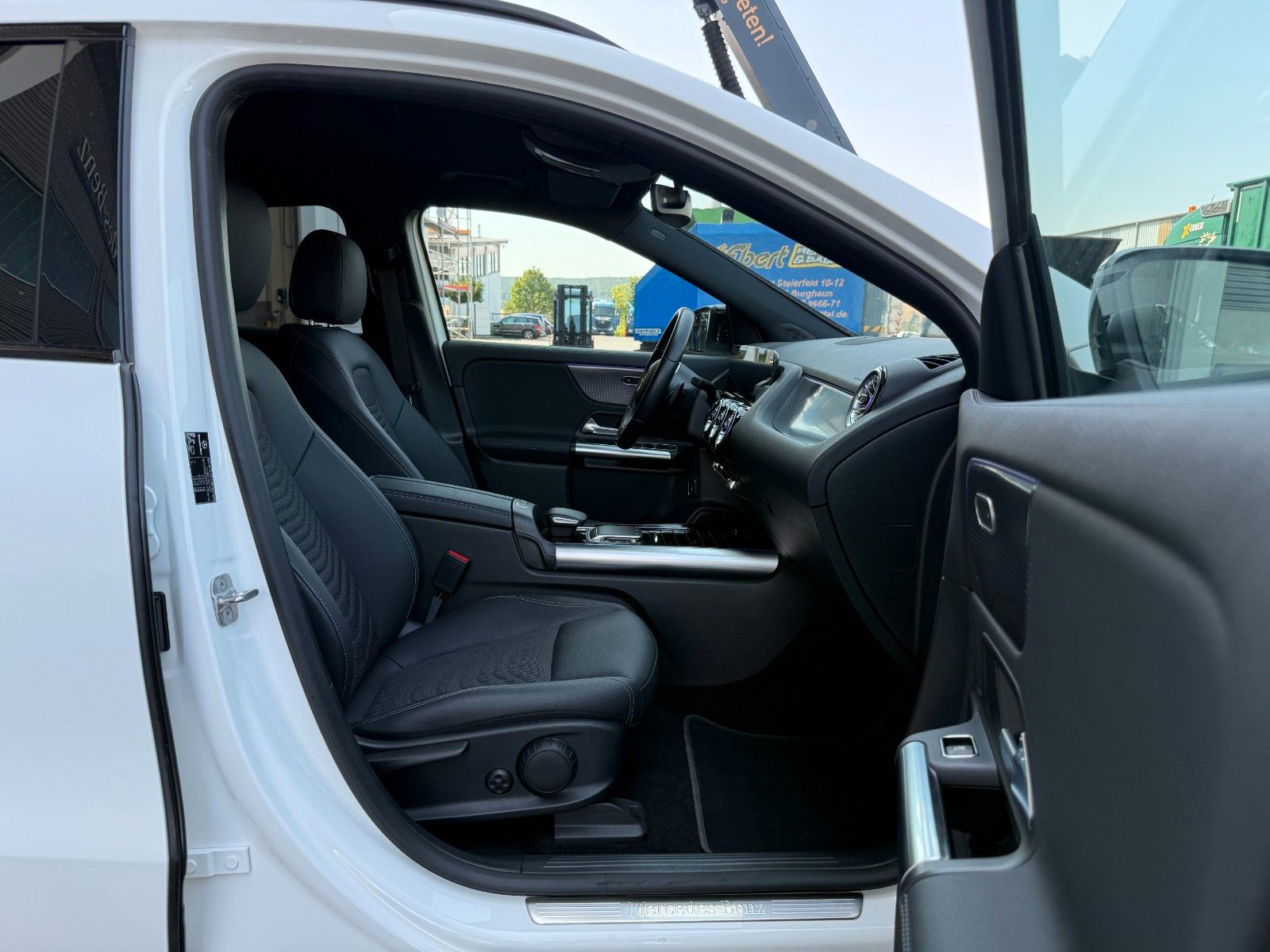 Fahrzeugabbildung Mercedes-Benz EQA 300 4M Progressive+Ambiente+RFK+19AMG+TotW