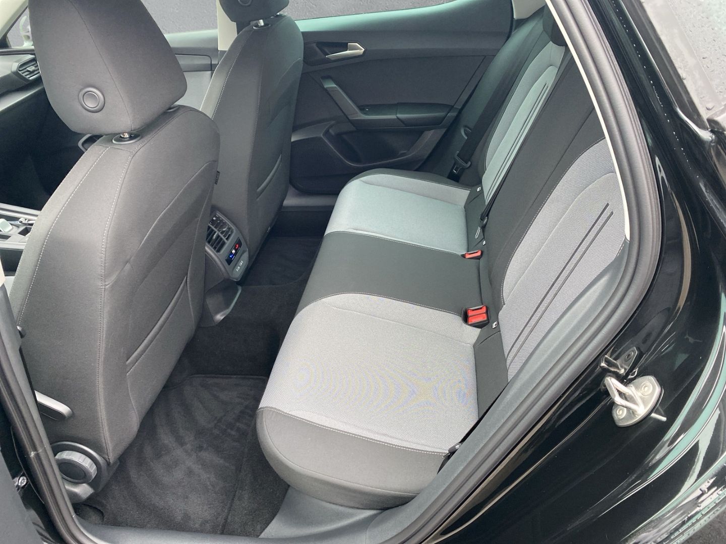 Fahrzeugabbildung SEAT Leon 1.5 eTSI 110 kW Road Edition EU6e