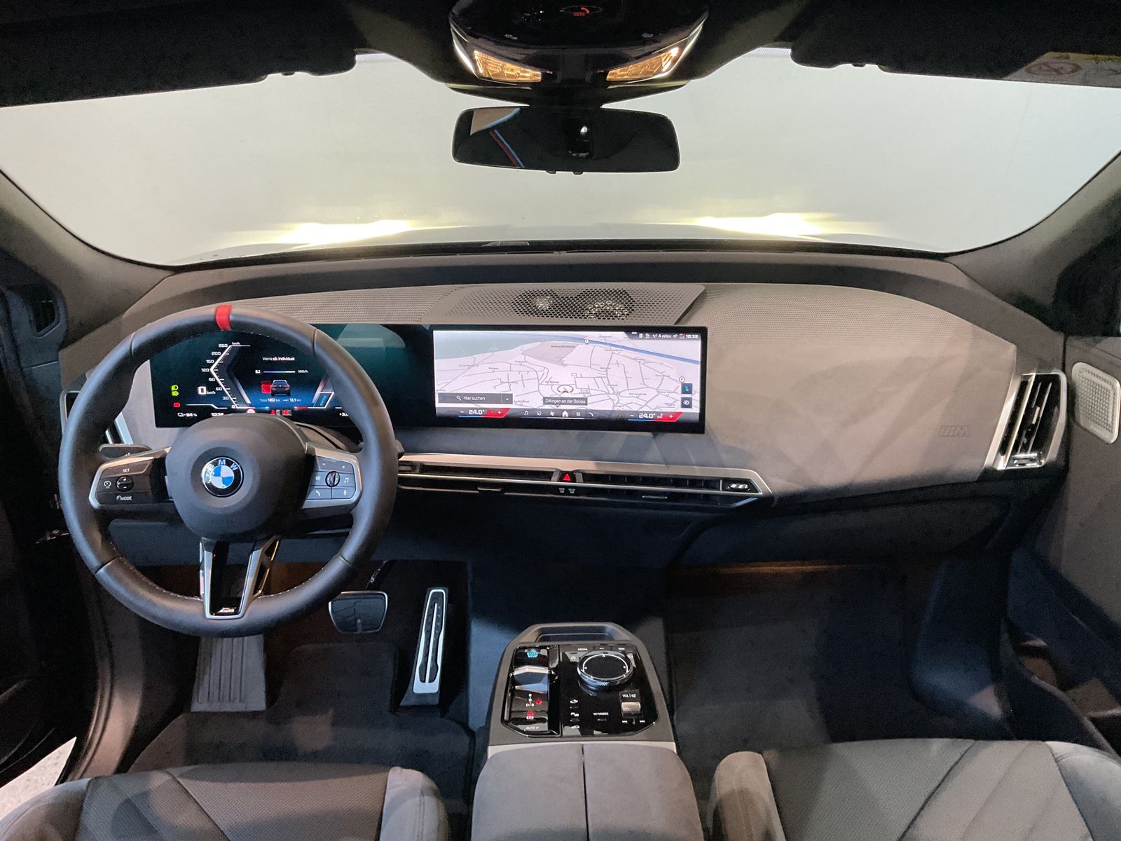 Fahrzeugabbildung BMW iX M70 |B&W |Panoramaglasdach| Sitzbelüftung vor