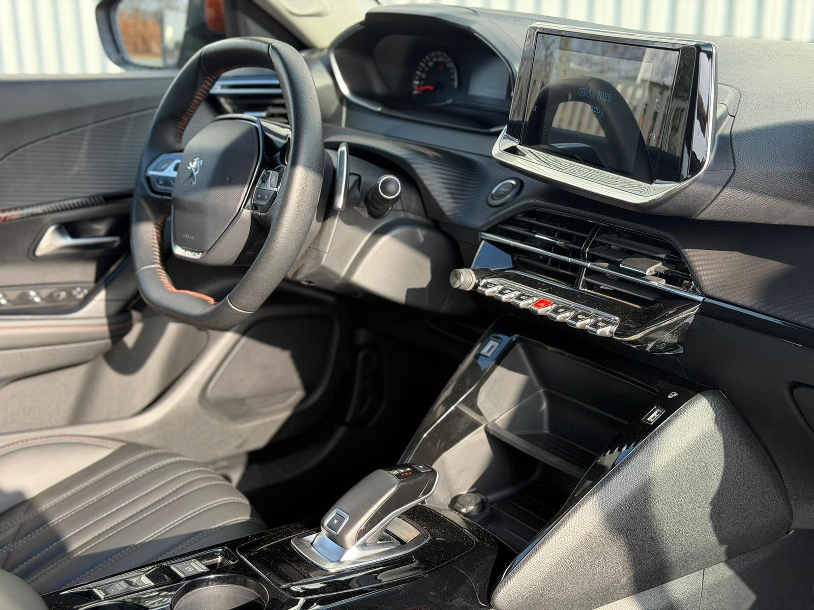 Peugeot 2008 HYBRID136 e-DSC6 Allure GT Pano*Leder*360