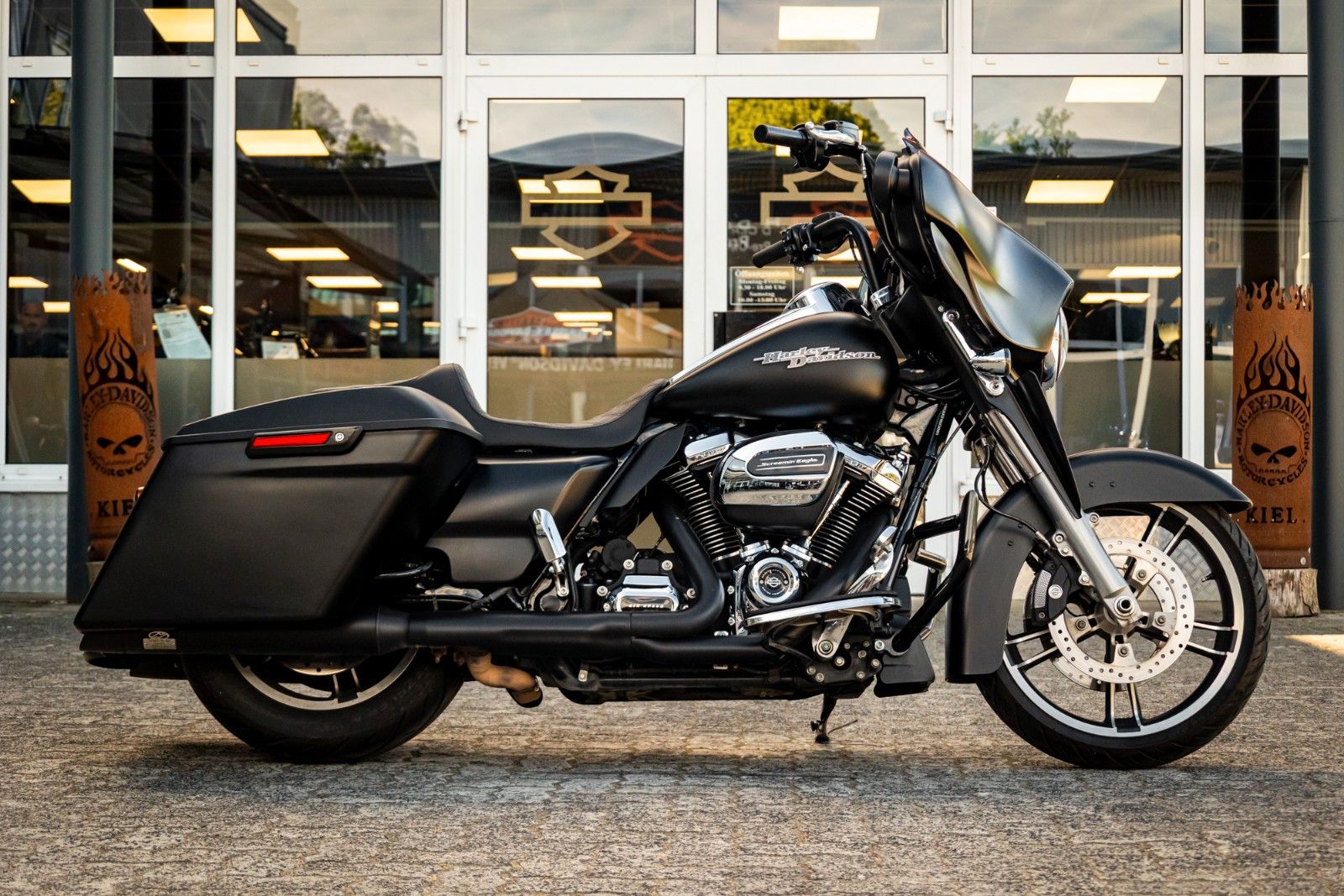 Fahrzeugabbildung Harley-Davidson STREET GLIDE SPECIAL FLHXS -APE - JEKILL&HYDE -