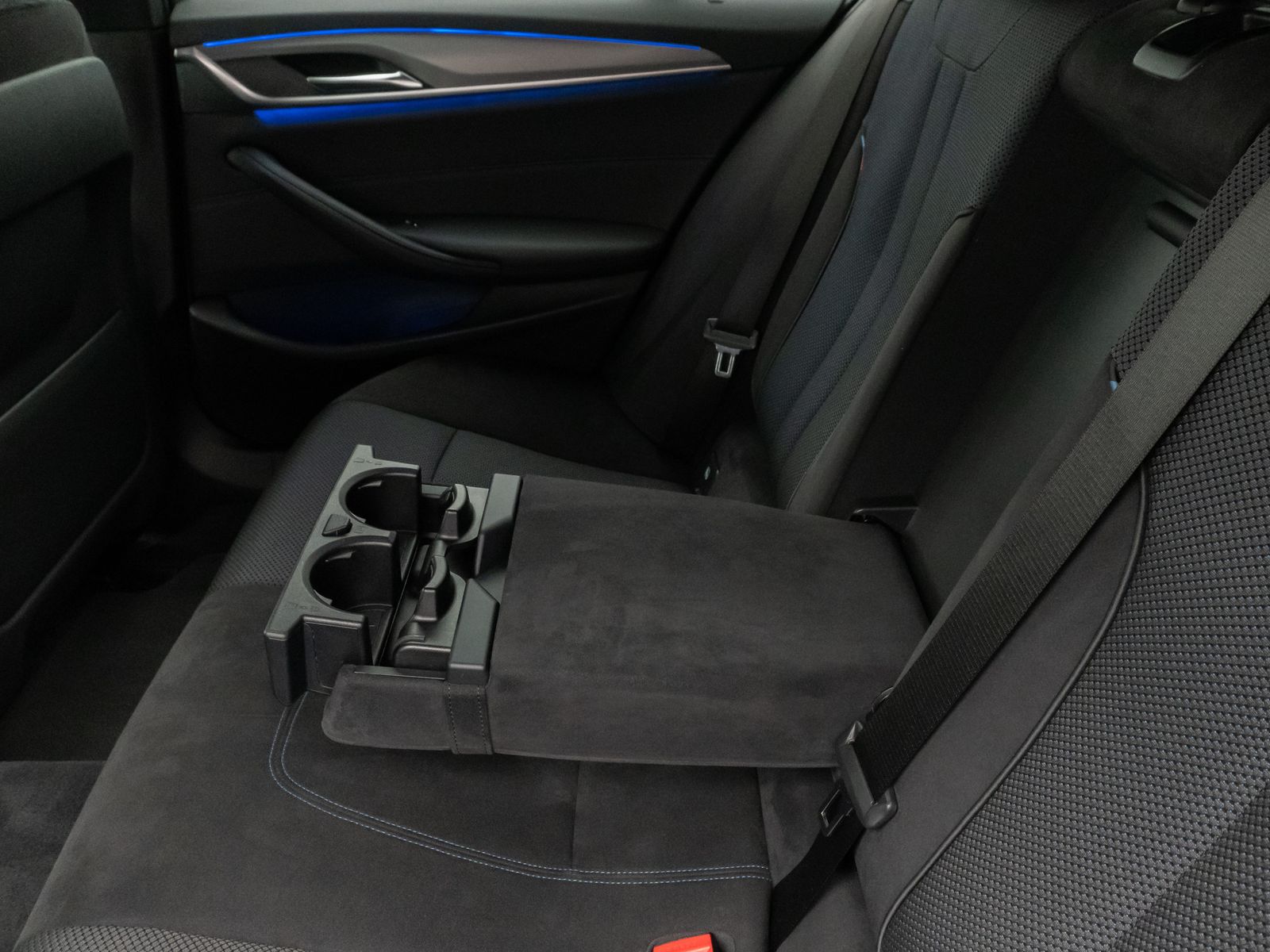 Fahrzeugabbildung BMW 530d xD M Sport Kamera HUD HiFi SoftCl Komfort