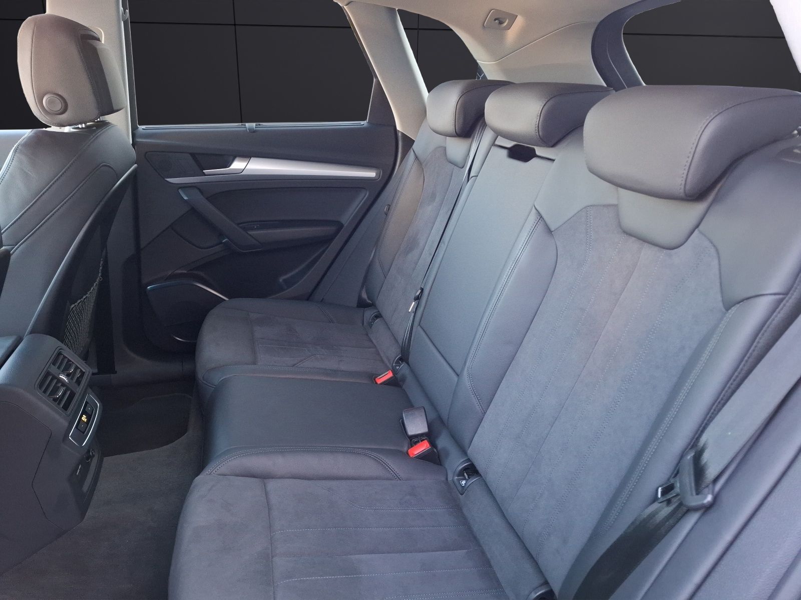 Fahrzeugabbildung Audi Q5 40 TFSI quattro S-line S-tronic Matrix Luft N