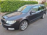 Skoda Combi Elegance 2.0 TDI DSG AHK PANO ALU 1Hd  - Skoda Superb aus 2011: Kombi