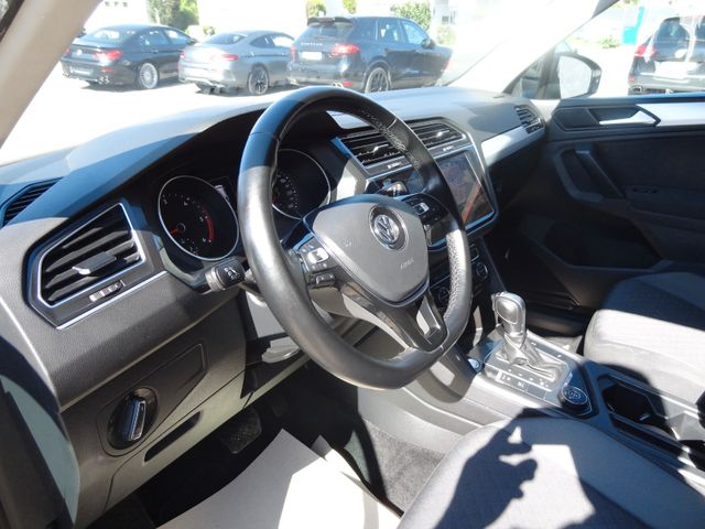 Fahrzeugabbildung Volkswagen Tiguan/R-Line/4x4/DSG/AHK/Navi/Super Optik