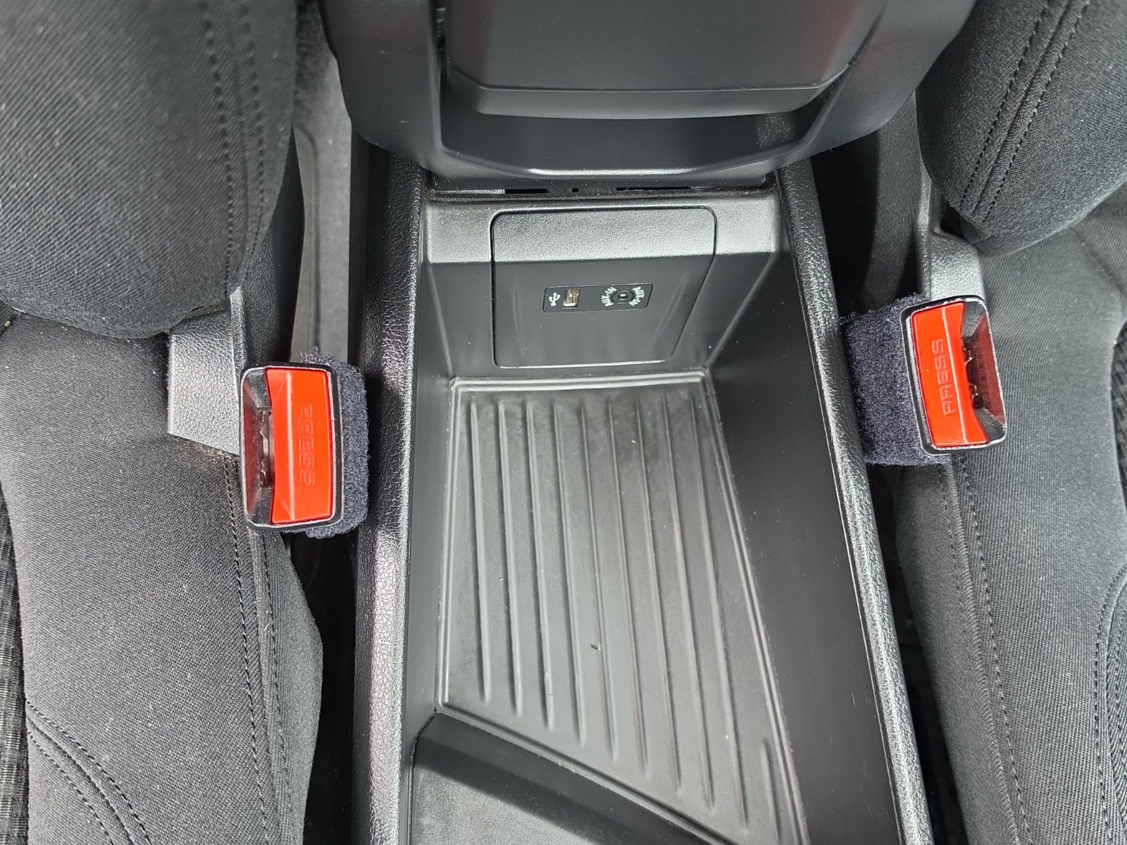 Fahrzeugabbildung BMW 218 2 Active Tourer 218 i TÜV SERVICE NEU