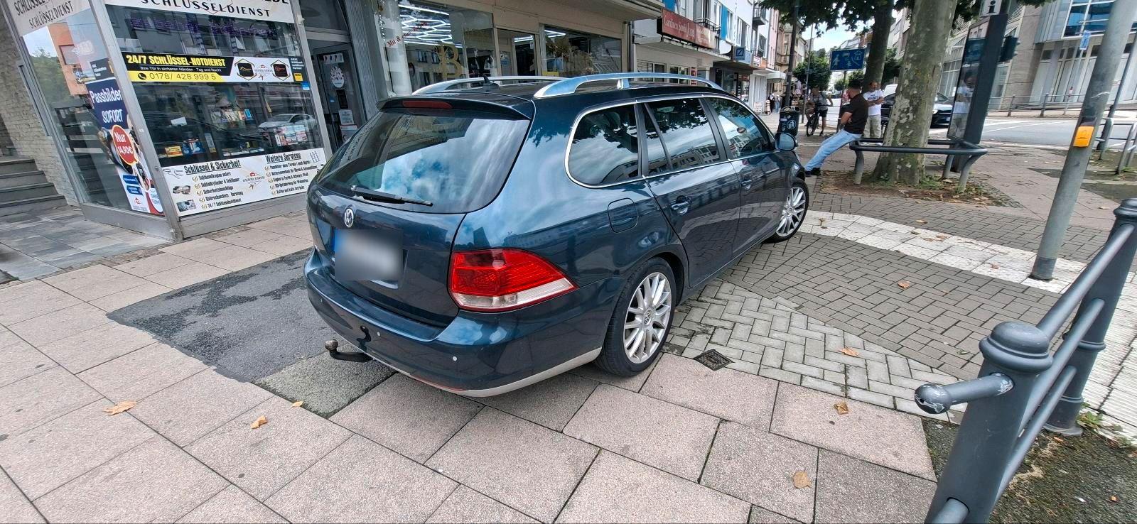 Volkswagen Golf 2010 — rear view