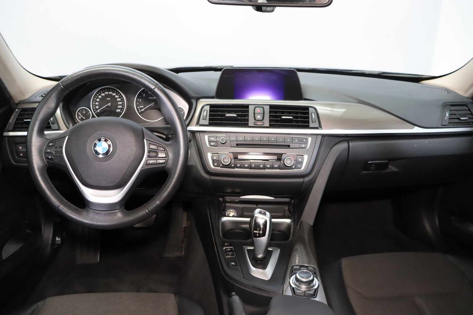 Fahrzeugabbildung BMW 320 i Modern Line Navi * Bi-Xenon * PDC