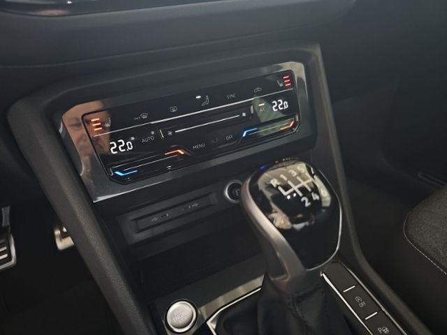 Fahrzeugabbildung Volkswagen Tiguan 1.5 TSI 6-Gang MOVE AHK NAVI MATRIX 360°