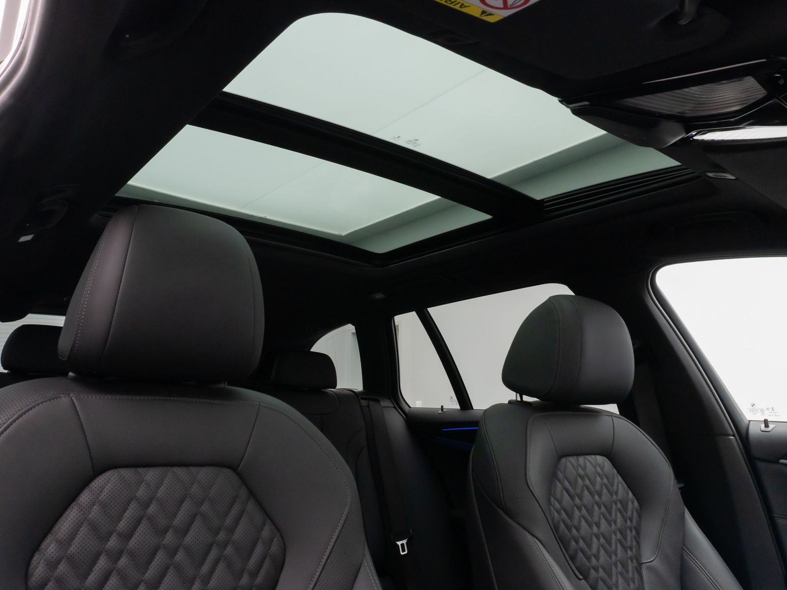 Fahrzeugabbildung BMW 520d xD M Sport Panorama Kamera HUD DAB H/K AHK