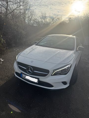 MERCEDES-BENZ CLA 220 Shooting Brake