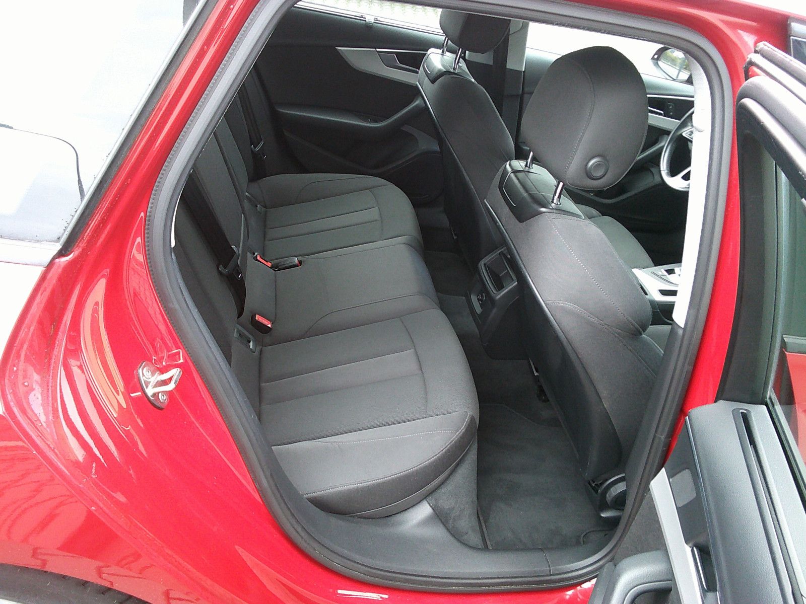 Fahrzeugabbildung Audi A4 Avant 35 TDI S line