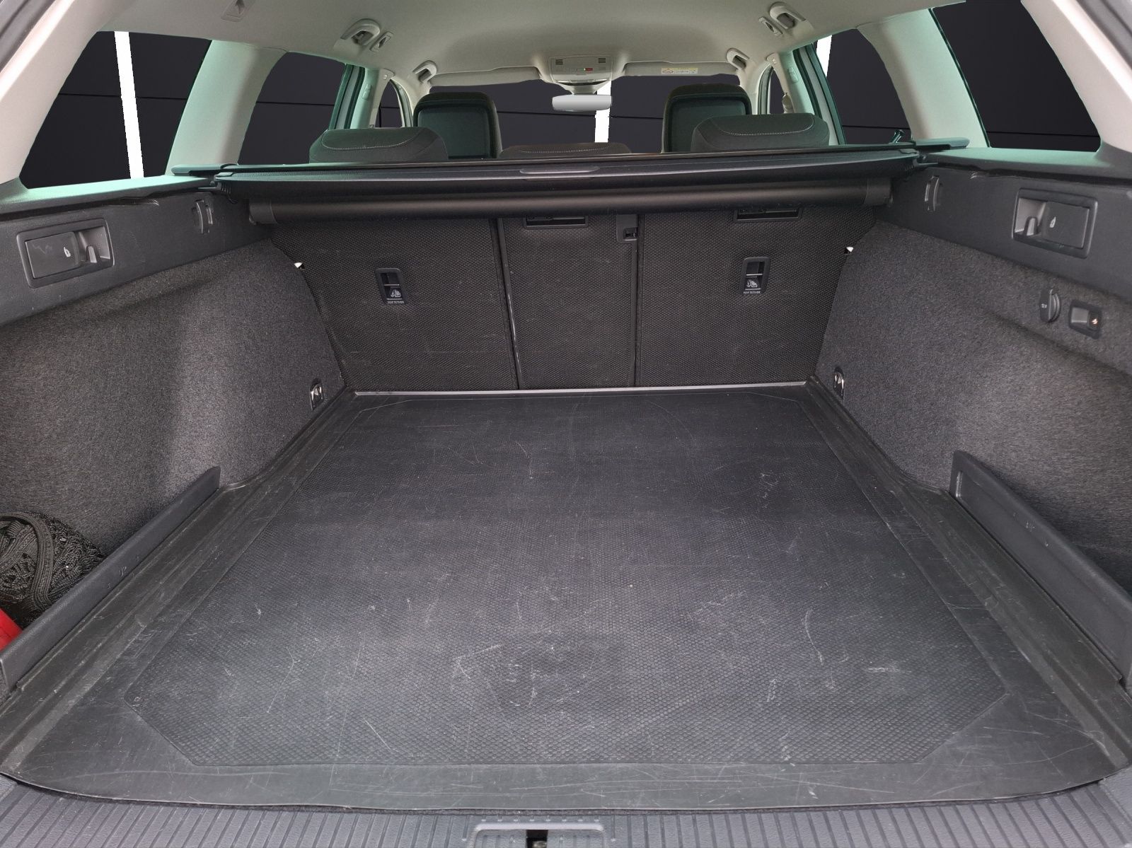 Fahrzeugabbildung Volkswagen Passat Variant TDI Business DSG LED AHK Navi AID