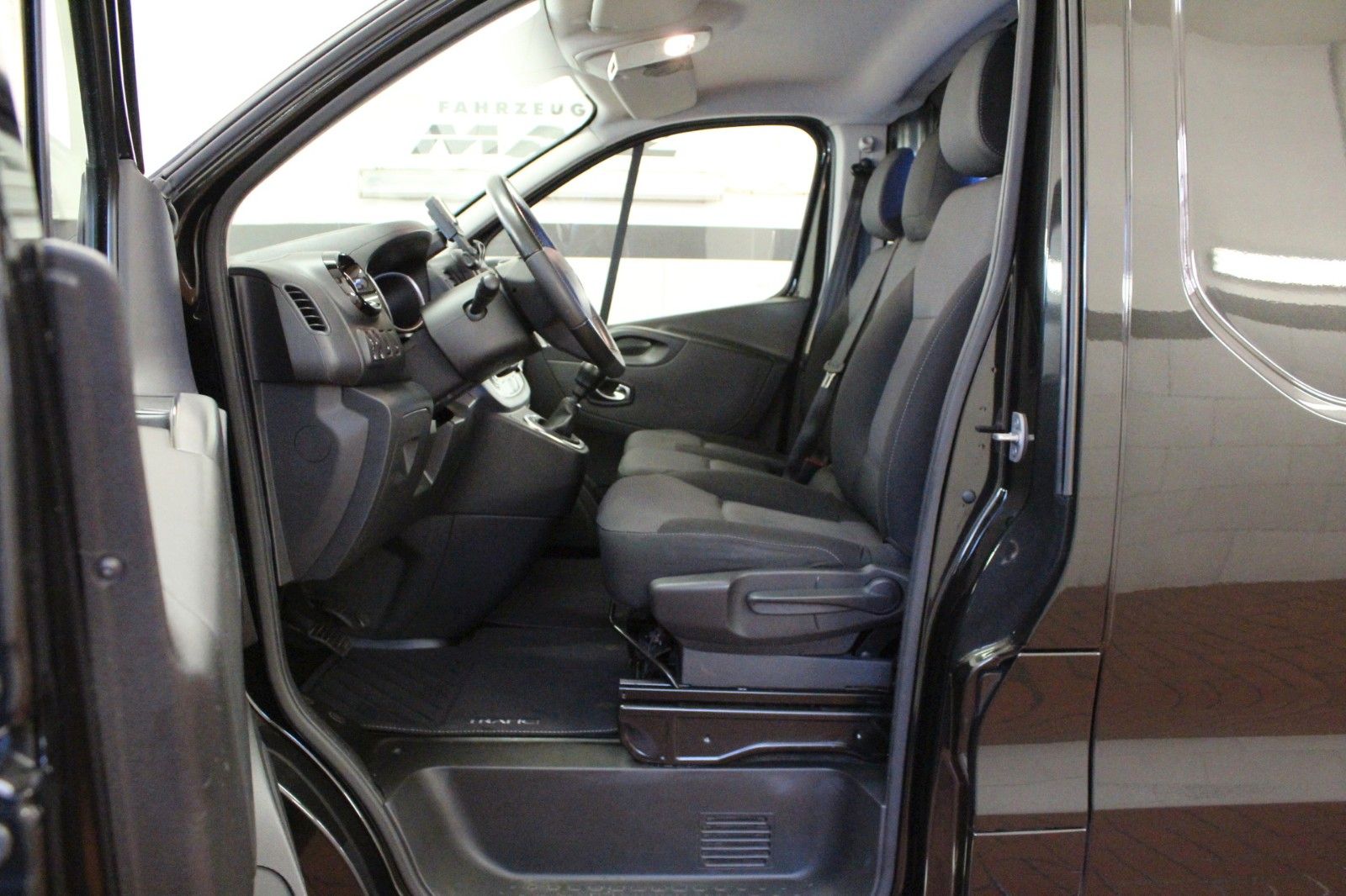 Fahrzeugabbildung Renault Trafic Grand dCi 145 L2H1 LKW 3.0t AHK