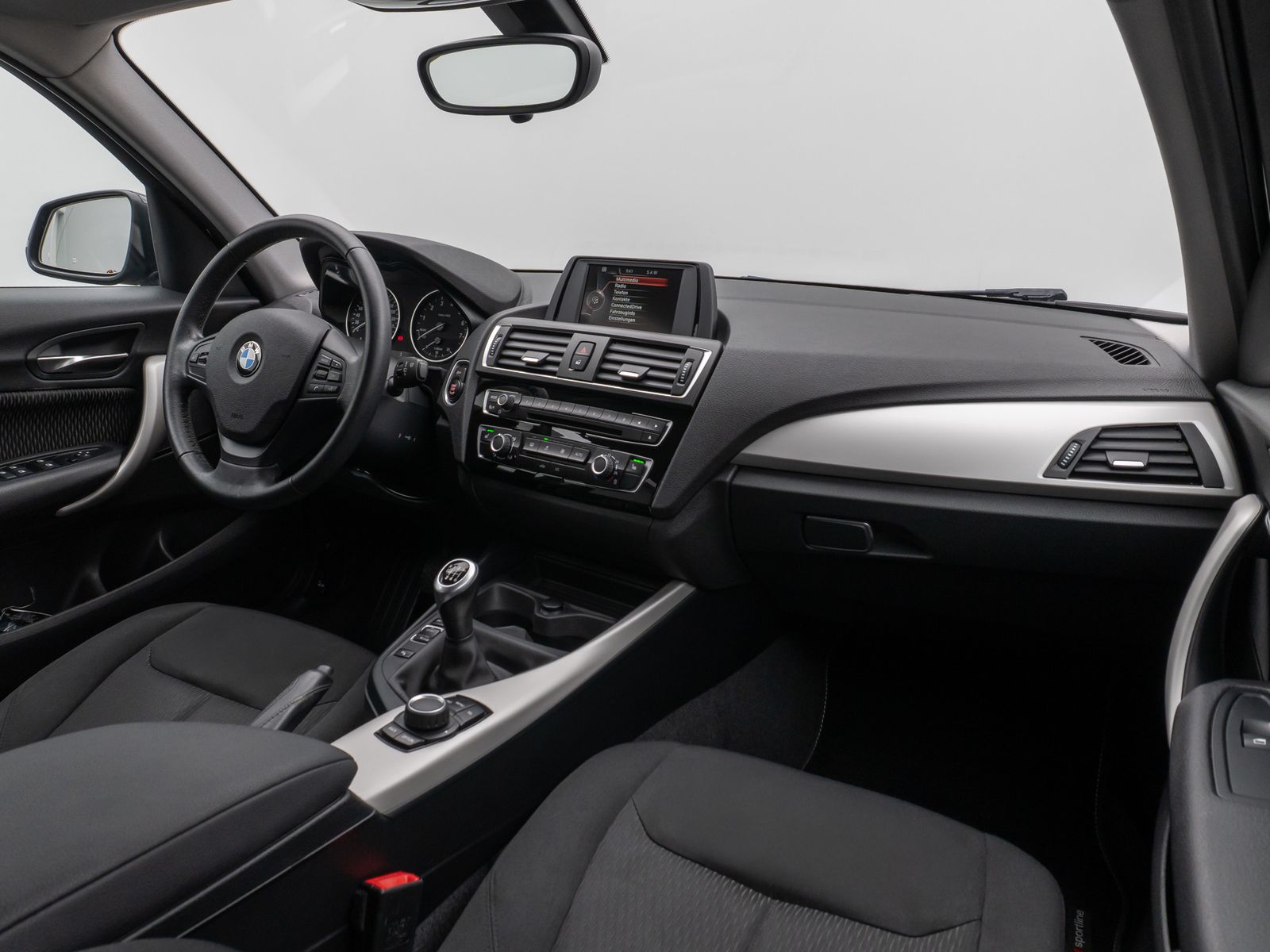 Fahrzeugabbildung BMW 118i Parkassist Sitzheizg USB Regensensor 8fach