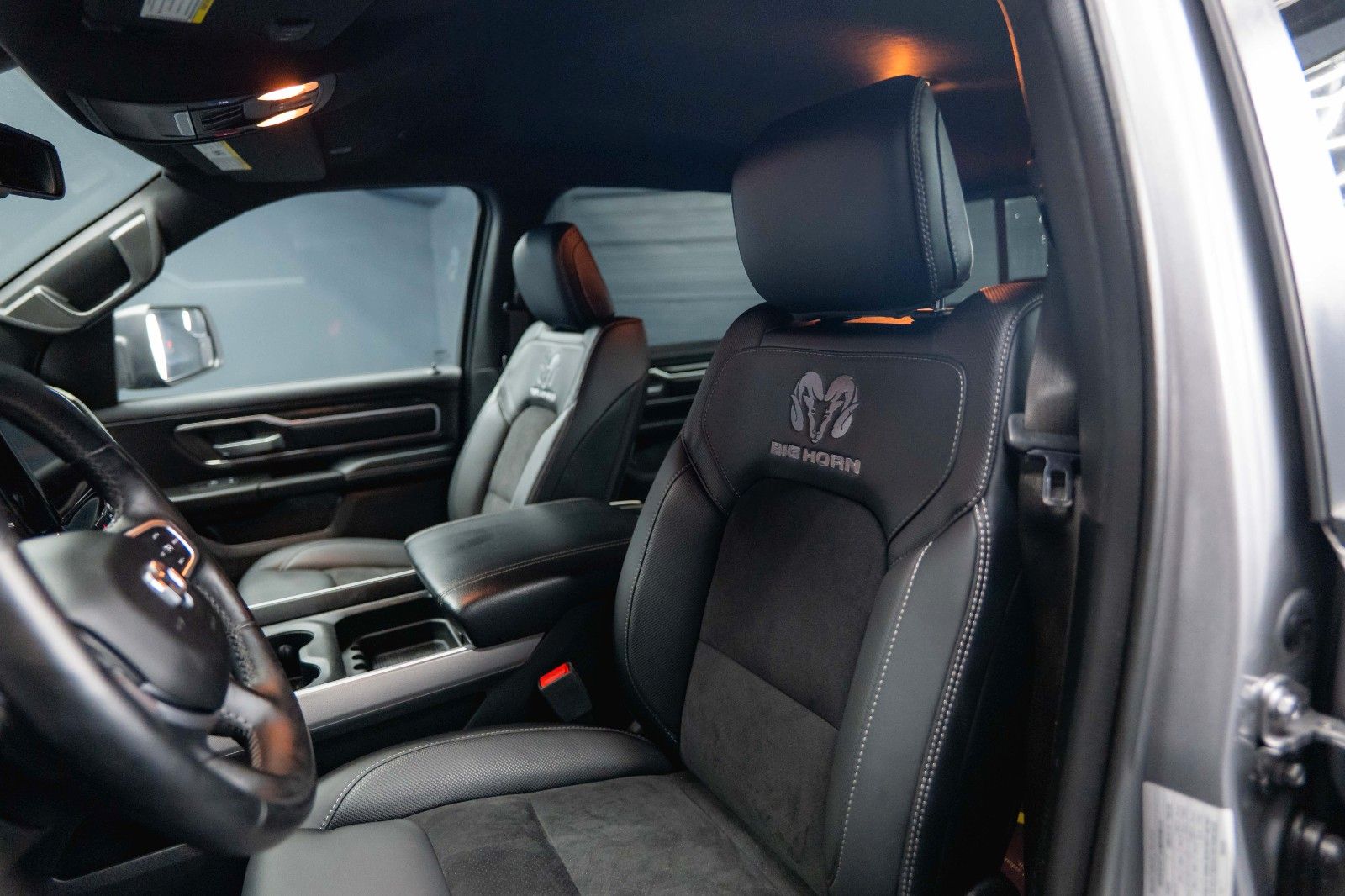 Fahrzeugabbildung Dodge RAM 5.7 V8 HEMI 4x4 OFFROAD Night-Paket *LED*