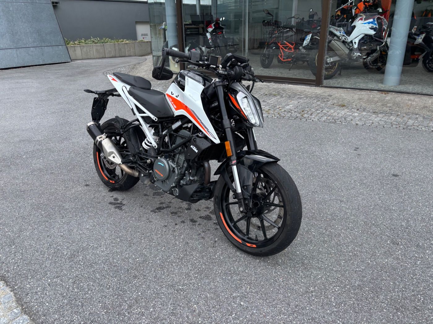Fahrzeugabbildung KTM 390 Duke Modell 2022 mit Quickshifter