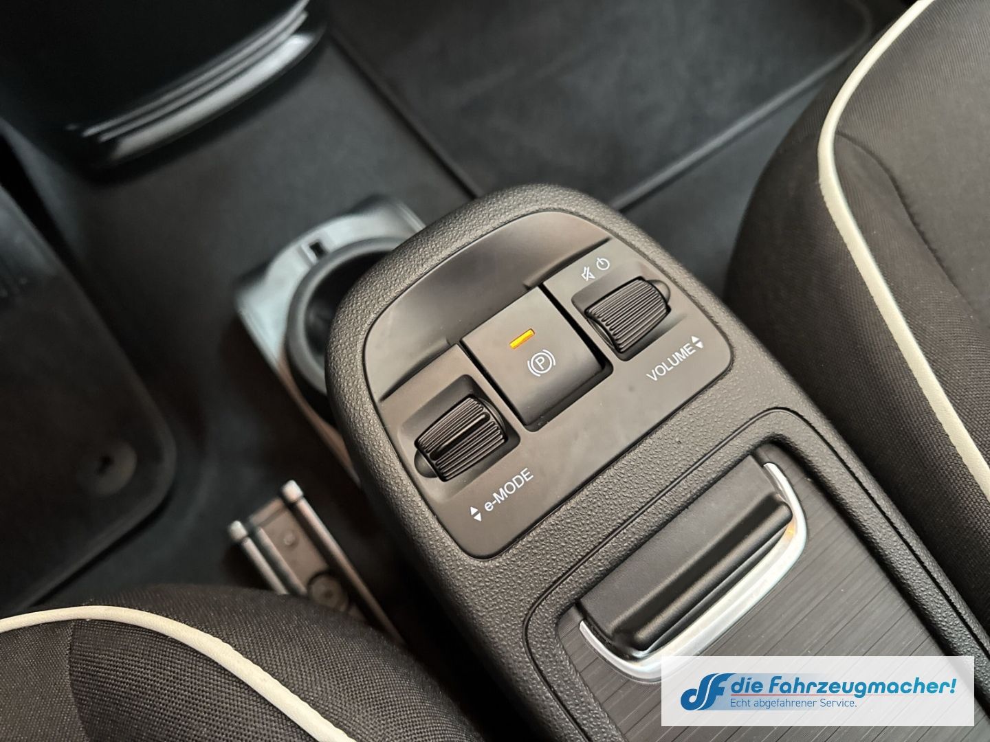 Fahrzeugabbildung Fiat 500 e Apple CarPlay Android Auto Klimaautom Fah