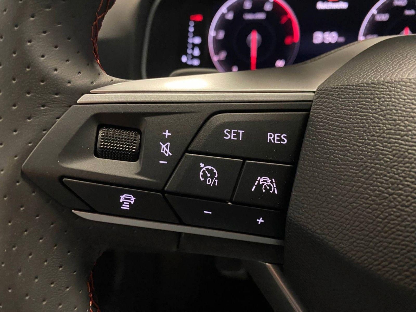 Fahrzeugabbildung SEAT Arona 1.5 TSI FR DSG GARANTIE 5+ACC+AHK+Spurwech